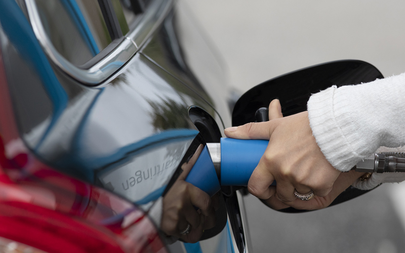 Hand som håller ett gasmunstycke vid tankning